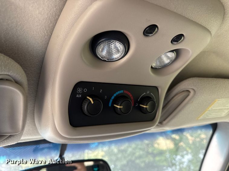 image for item EV6112 2004 Chevrolet Suburban 1500 SUV