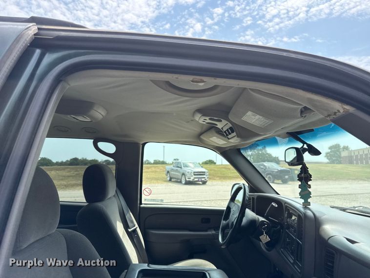 image for item EV6112 2004 Chevrolet Suburban 1500 SUV