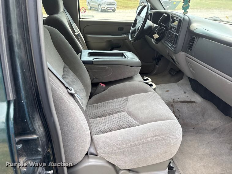 image for item EV6112 2004 Chevrolet Suburban 1500 SUV