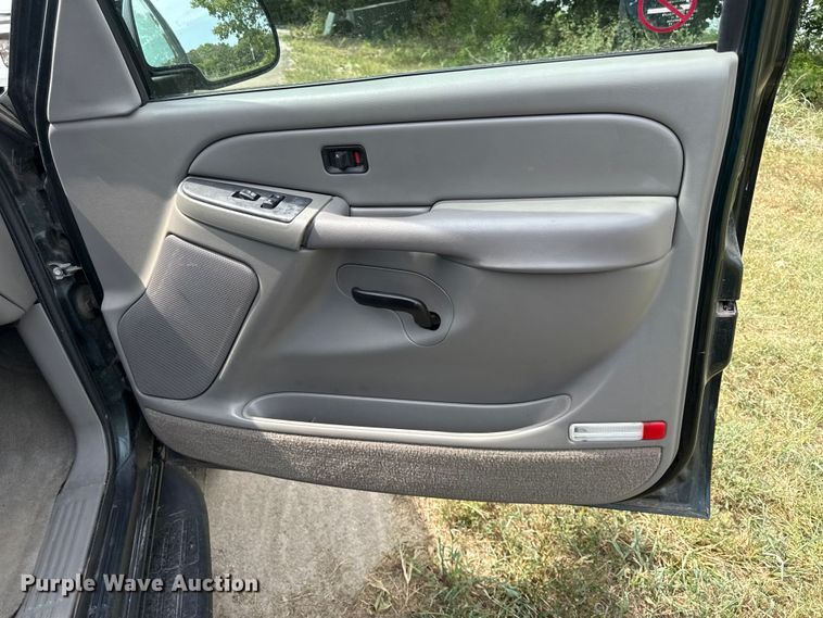 image for item EV6112 2004 Chevrolet Suburban 1500 SUV