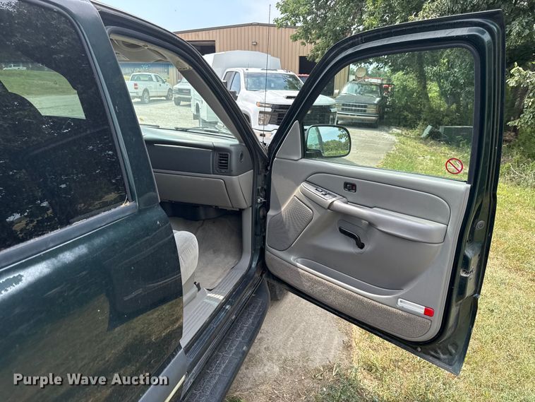image for item EV6112 2004 Chevrolet Suburban 1500 SUV