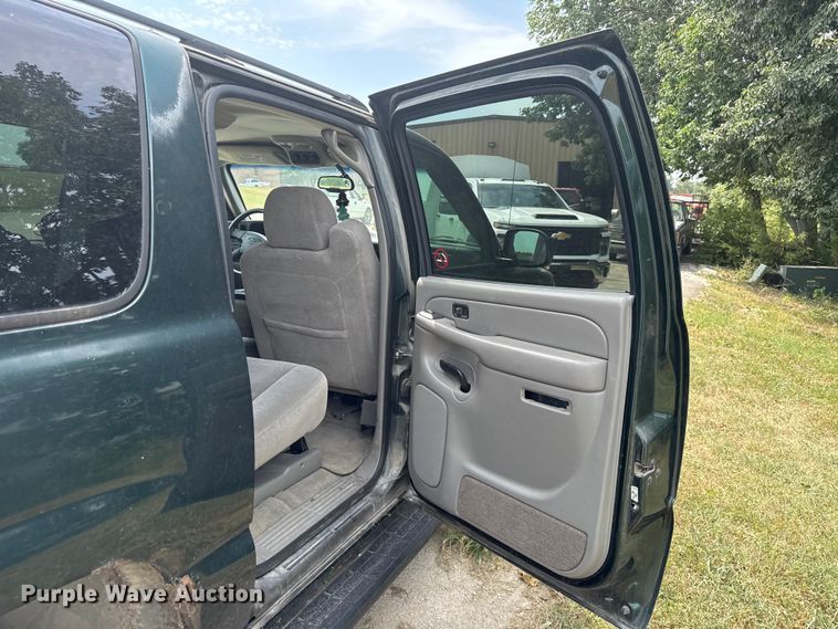image for item EV6112 2004 Chevrolet Suburban 1500 SUV
