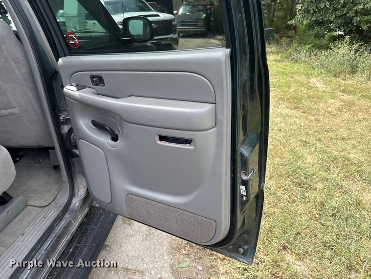 image for item EV6112 2004 Chevrolet Suburban 1500 SUV