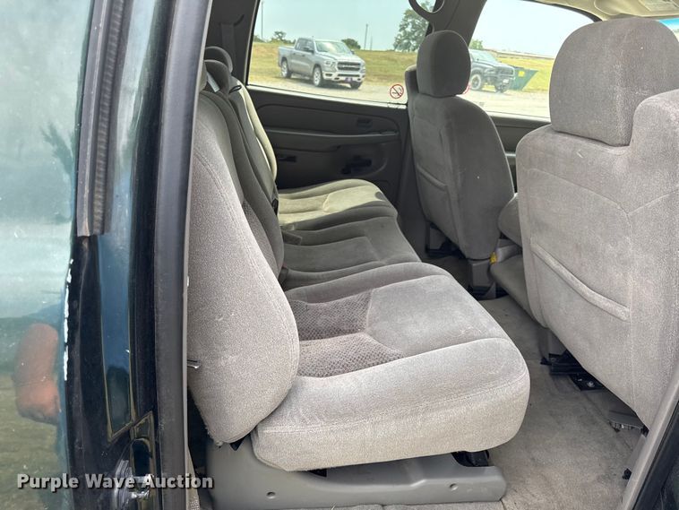 image for item EV6112 2004 Chevrolet Suburban 1500 SUV