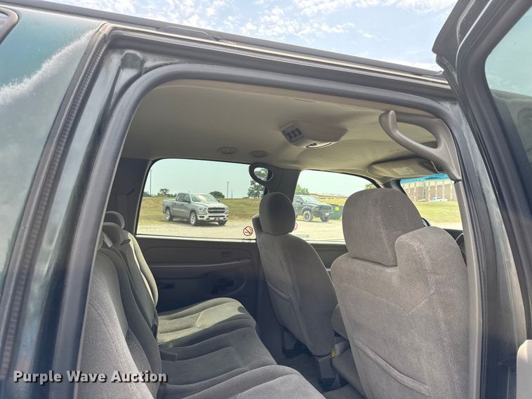 image for item EV6112 2004 Chevrolet Suburban 1500 SUV
