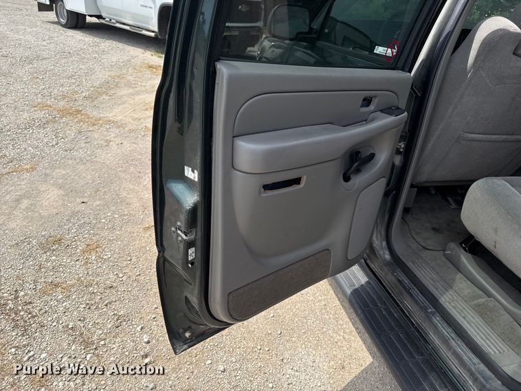 image for item EV6112 2004 Chevrolet Suburban 1500 SUV
