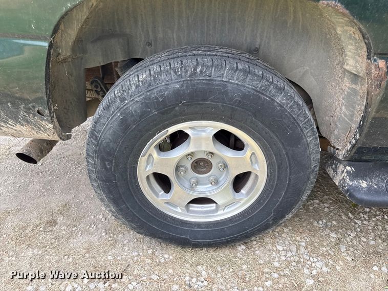 image for item EV6112 2004 Chevrolet Suburban 1500 SUV