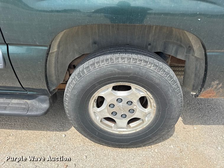 image for item EV6112 2004 Chevrolet Suburban 1500 SUV
