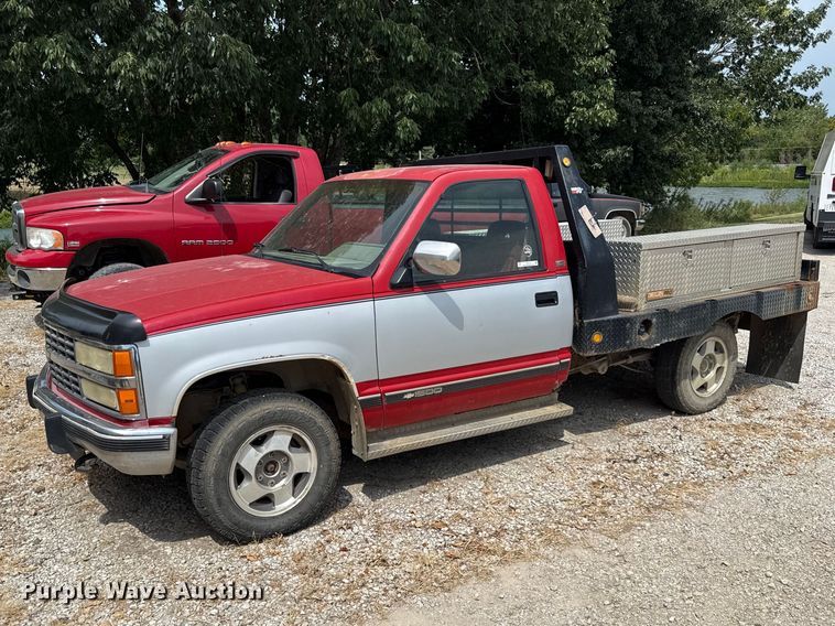 image for item EV6113 1993 Chevrolet C1500 flatbed pickup truck