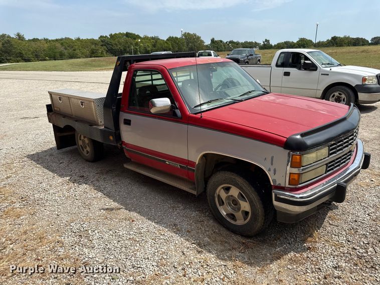 image for item EV6113 1993 Chevrolet C1500 flatbed pickup truck
