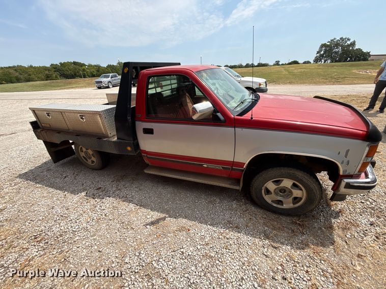 image for item EV6113 1993 Chevrolet C1500 flatbed pickup truck