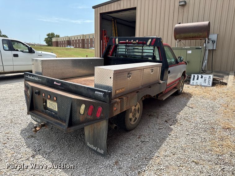 image for item EV6113 1993 Chevrolet C1500 flatbed pickup truck