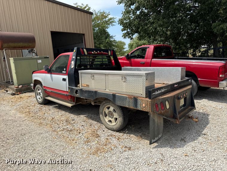 image for item EV6113 1993 Chevrolet C1500 flatbed pickup truck