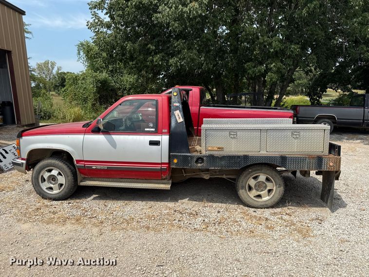 image for item EV6113 1993 Chevrolet C1500 flatbed pickup truck