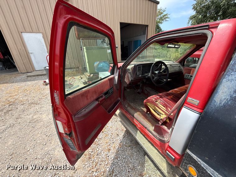 image for item EV6113 1993 Chevrolet C1500 flatbed pickup truck