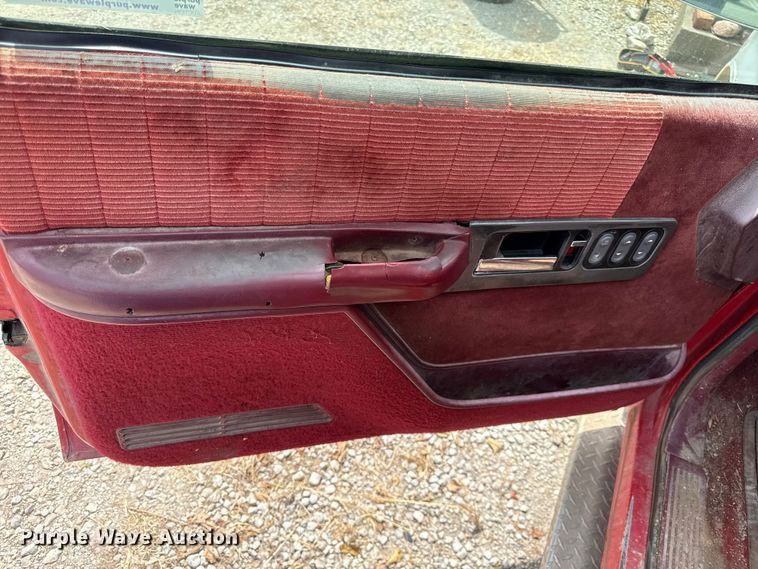 image for item EV6113 1993 Chevrolet C1500 flatbed pickup truck