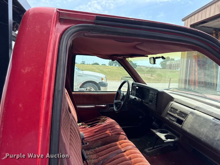 image for item EV6113 1993 Chevrolet C1500 flatbed pickup truck