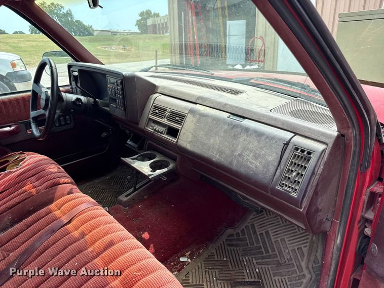 image for item EV6113 1993 Chevrolet C1500 flatbed pickup truck