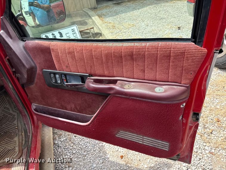 image for item EV6113 1993 Chevrolet C1500 flatbed pickup truck