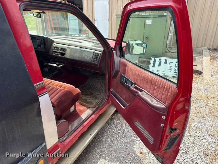 image for item EV6113 1993 Chevrolet C1500 flatbed pickup truck
