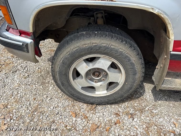 image for item EV6113 1993 Chevrolet C1500 flatbed pickup truck