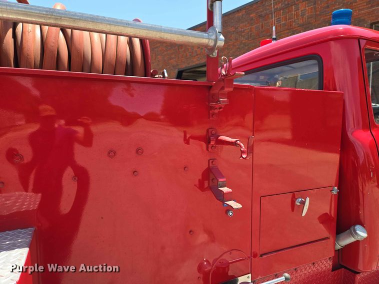 image for item EW8603 1972 International LOADSTAR1700 pumper fire truck