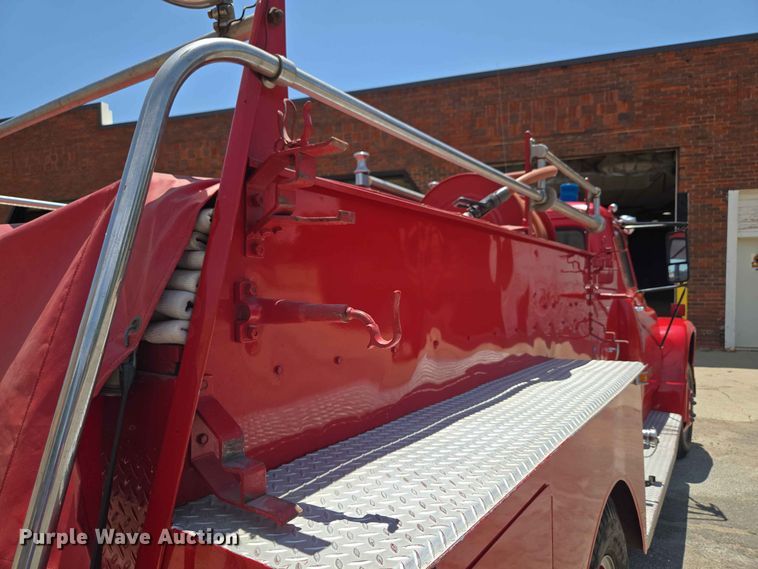 image for item EW8603 1972 International LOADSTAR1700 pumper fire truck