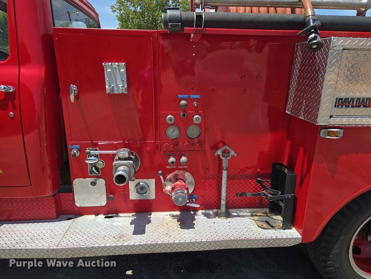 image for item EW8603 1972 International LOADSTAR1700 pumper fire truck