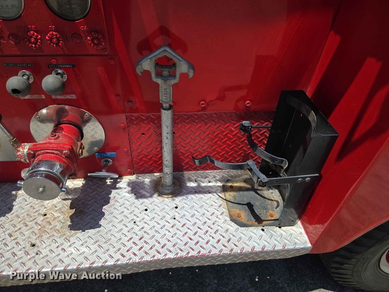 image for item EW8603 1972 International LOADSTAR1700 pumper fire truck