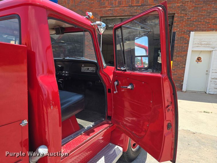 image for item EW8603 1972 International LOADSTAR1700 pumper fire truck