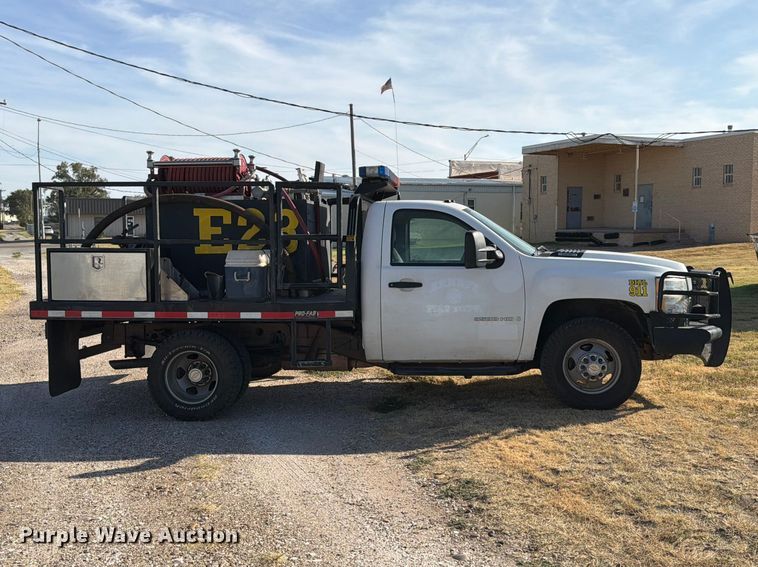 image for item EX0011 2008 Chevrolet Silverado 3500HD flatbed pickup truck