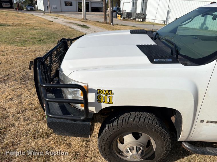 image for item EX0011 2008 Chevrolet Silverado 3500HD flatbed pickup truck
