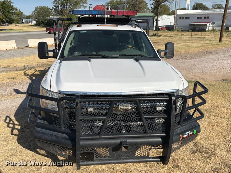 image for item EX0011 2008 Chevrolet Silverado 3500HD flatbed pickup truck