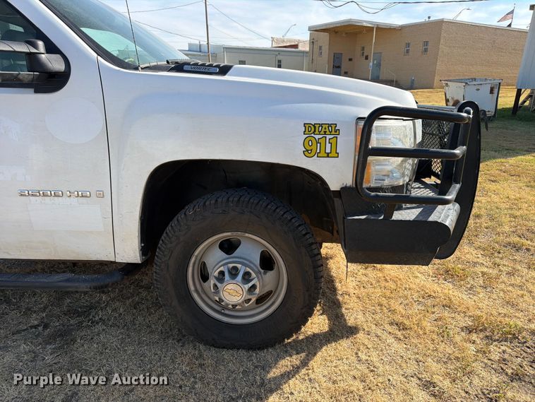 image for item EX0011 2008 Chevrolet Silverado 3500HD flatbed pickup truck