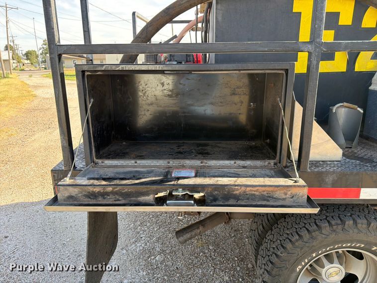 image for item EX0011 2008 Chevrolet Silverado 3500HD flatbed pickup truck