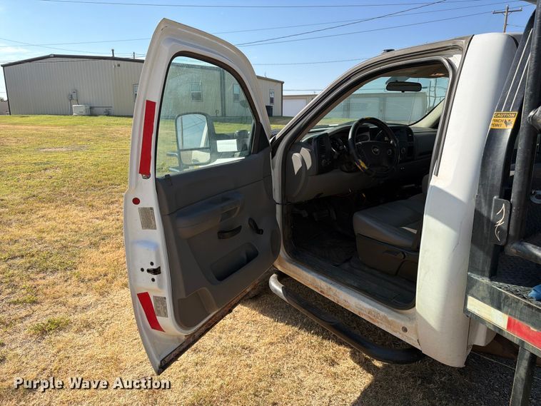 image for item EX0011 2008 Chevrolet Silverado 3500HD flatbed pickup truck