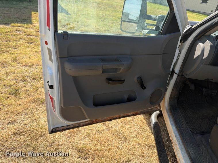 image for item EX0011 2008 Chevrolet Silverado 3500HD flatbed pickup truck