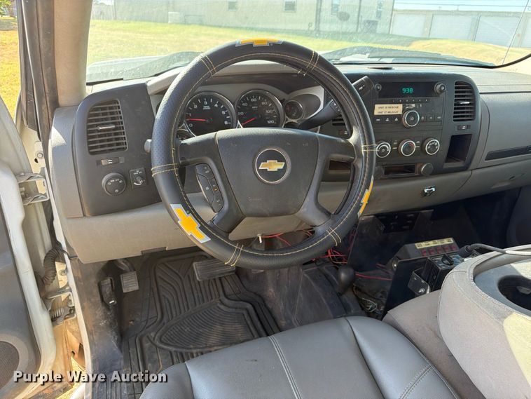 image for item EX0011 2008 Chevrolet Silverado 3500HD flatbed pickup truck