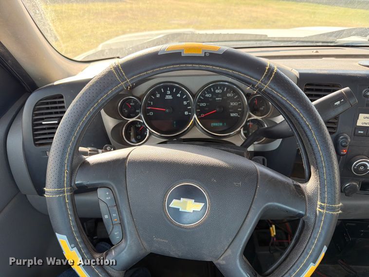 image for item EX0011 2008 Chevrolet Silverado 3500HD flatbed pickup truck