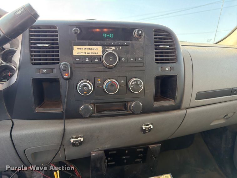image for item EX0011 2008 Chevrolet Silverado 3500HD flatbed pickup truck