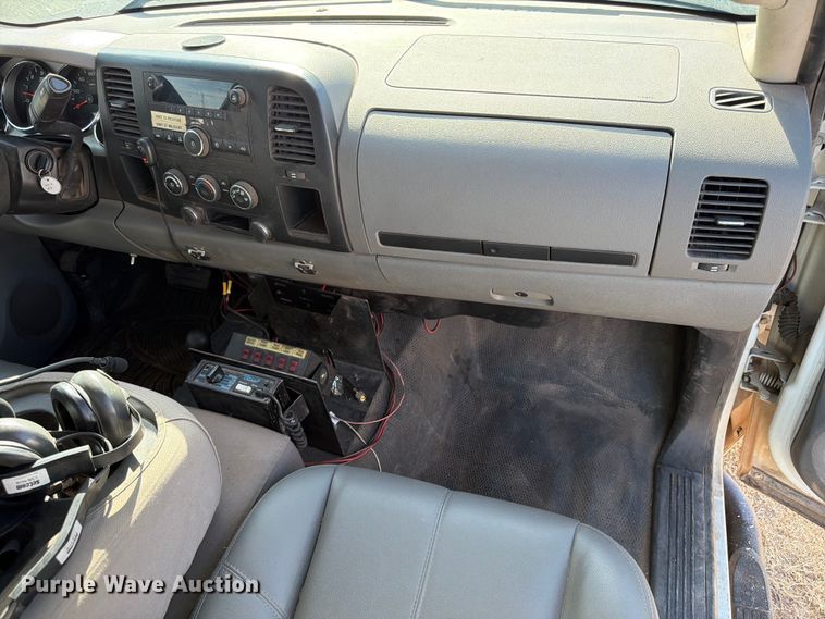 image for item EX0011 2008 Chevrolet Silverado 3500HD flatbed pickup truck