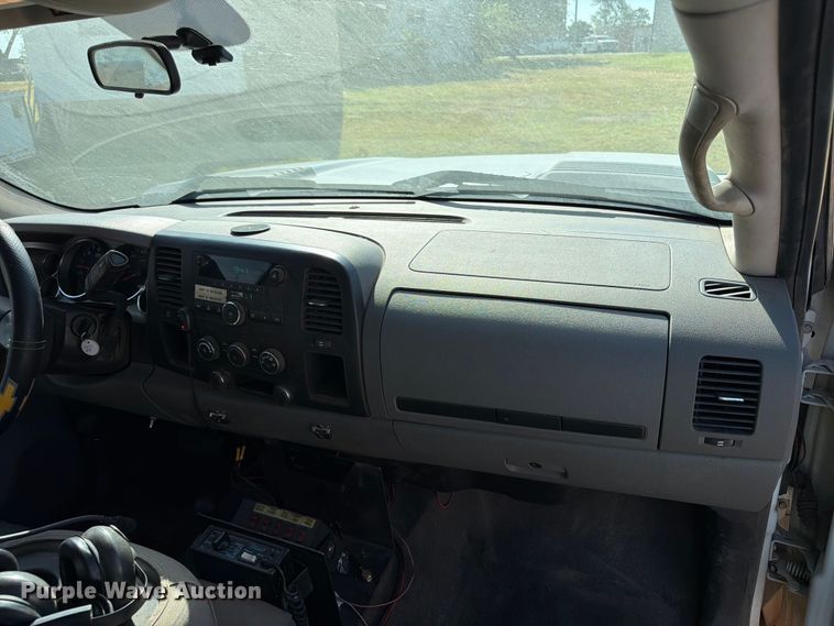image for item EX0011 2008 Chevrolet Silverado 3500HD flatbed pickup truck