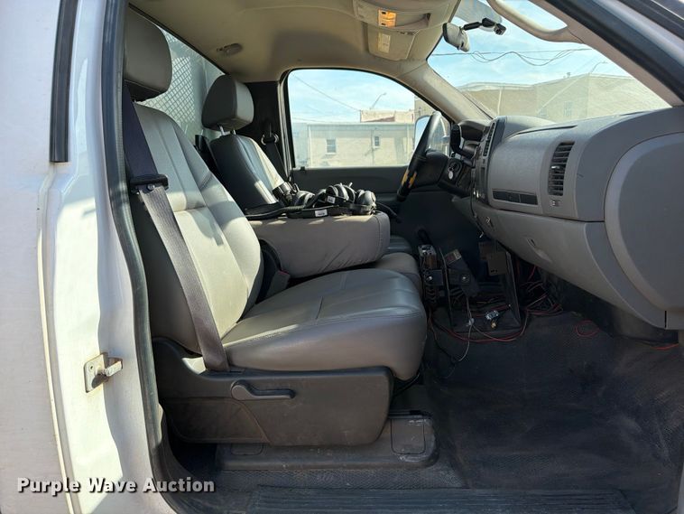 image for item EX0011 2008 Chevrolet Silverado 3500HD flatbed pickup truck