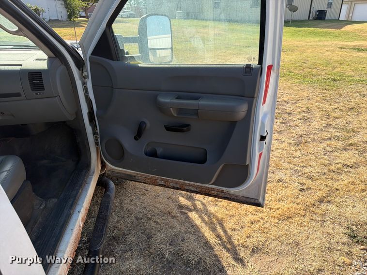 image for item EX0011 2008 Chevrolet Silverado 3500HD flatbed pickup truck
