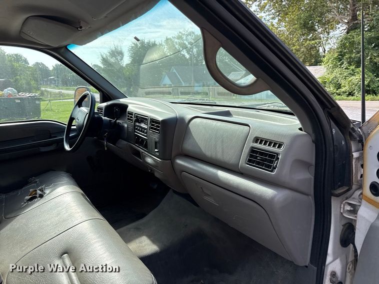 image for item EX2177 1999 Ford F350 box truck