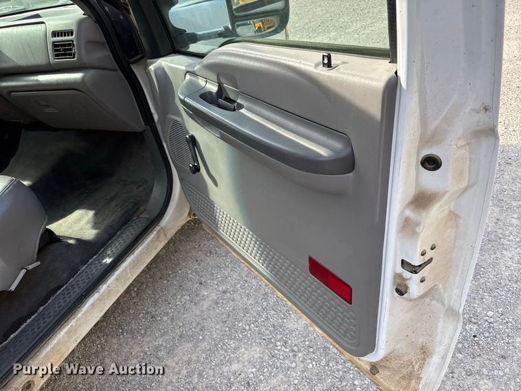 image for item EX2177 1999 Ford F350 box truck