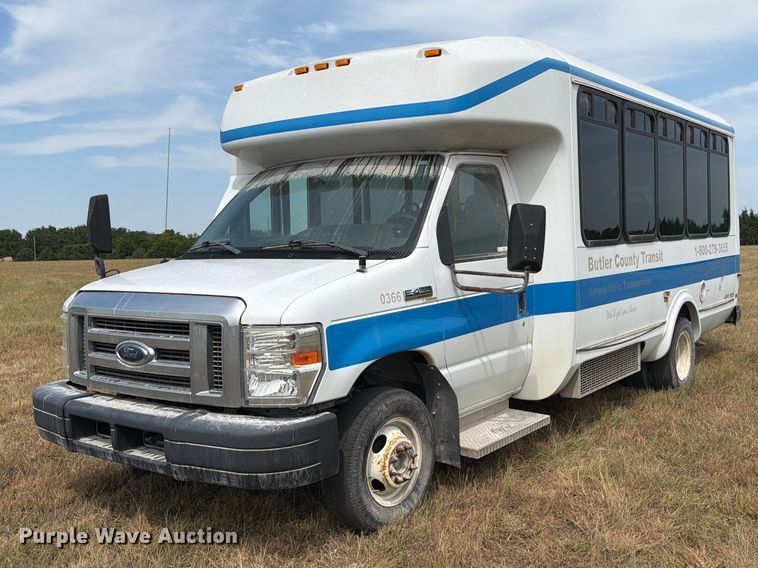 2013 Ford E450 Super Duty shuttle bus