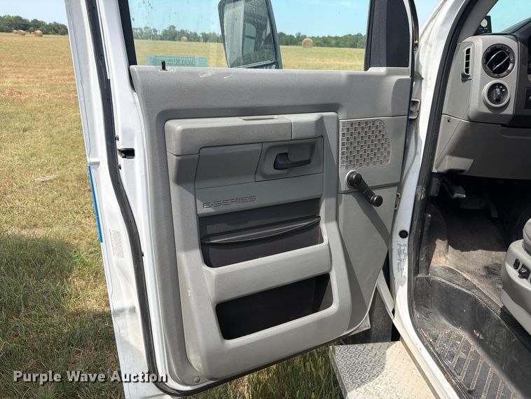 image for item EX4116 2013 Ford E450 Super Duty shuttle bus