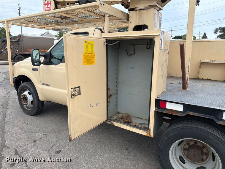 image for item FB5941 2004 Ford F450 Super Duty bucket truck