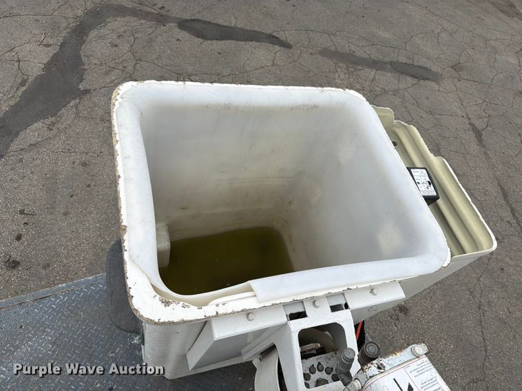 image for item FB5941 2004 Ford F450 Super Duty bucket truck